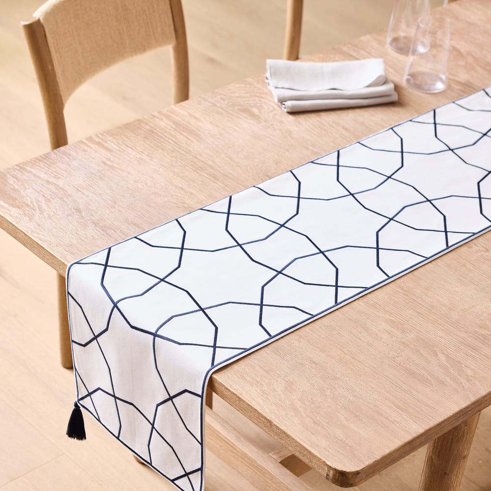 Tablecloth runner store