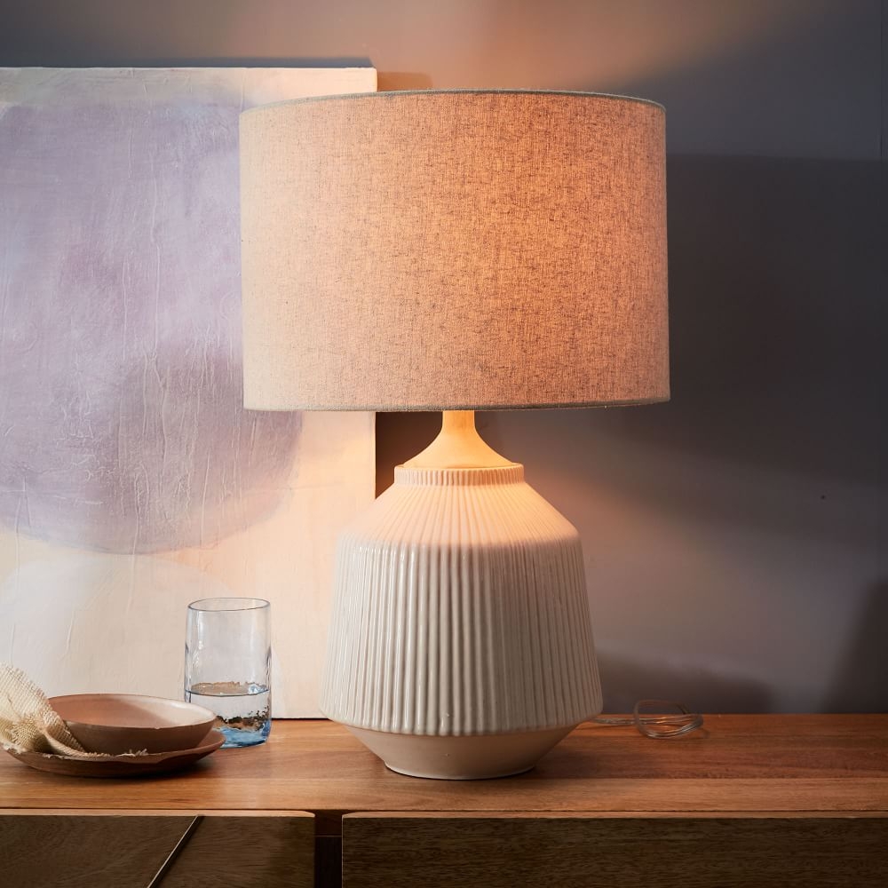 Roar and rabbit shop table lamp